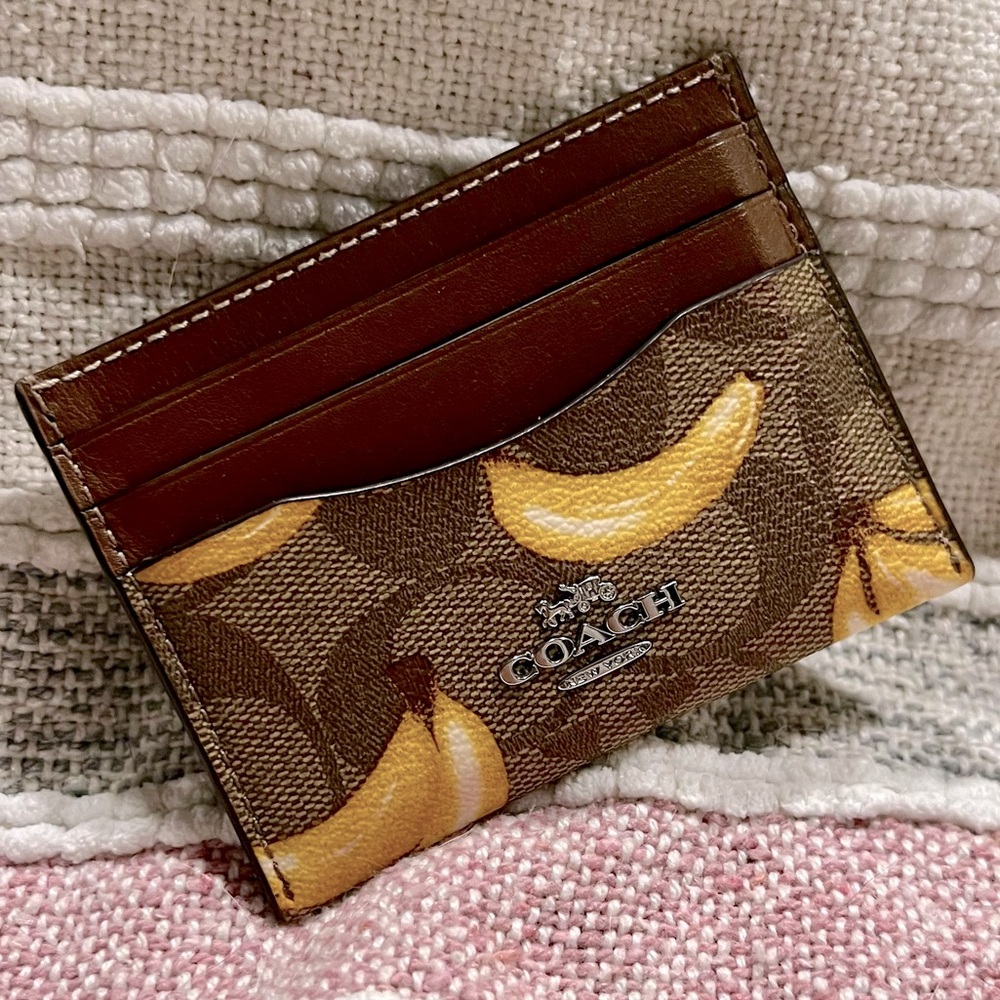 COACH - SLIM ID CARD CASE IN SIGNATURE CANVAS - BANANAS 🍌